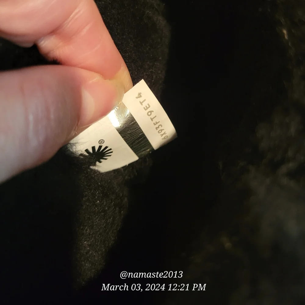 Ugg Sequin Stellar Short Boot NWOT Suede Fur logo Designer 7 Black #730 - Picture 14 of 16